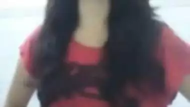 Indian babe showing boobs saying mujhe toh yaad hi nahi main bra nahi pahni hu