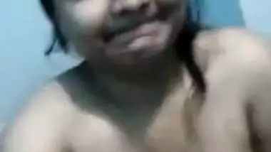 Pretty girl XXX strips showing her slender Desi body for camera