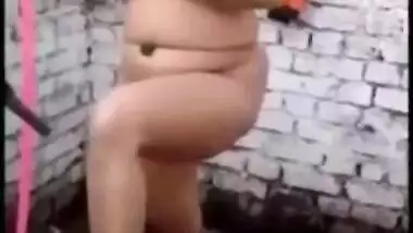 Video of village aunty taking bath in outdoor taken by her horny BF for your pleasure!