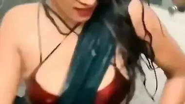 DESI WET BHABHI DANCING TO TIP TIP BARSA PANI SEXY IN BATHROOM