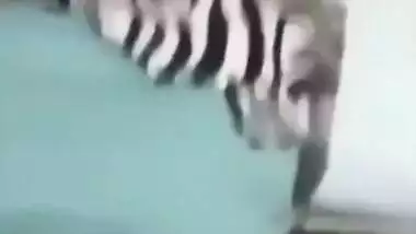 ممرضة محجبة تتناك في طيزها الملبن و يرج لحمها