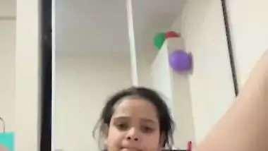 Indian nude babe records her fingering MMS for fun