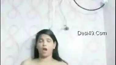 Solo sex video of busty Desi cutie rubbing XXX clit in the shower