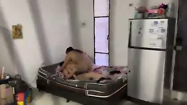 OBSERVO POR LA VENTANA DE LA VECINA Y LA PILLO TENIENDO SEXO LESBICO CON JUGUETES CON SU SUPUESTA AMIGA MIENTRAS SU MARIDO ESTA EN EL TRABAJO