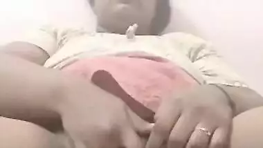 Mature South Indian mom makes XXX video of her fingering Desi cunt
