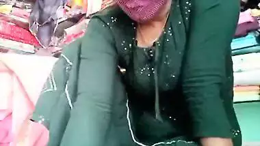 Horny Desi XXX woman in green salwar shows her ass and pussy