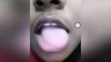 Tempting Desi MILF shows her XXX full lips and tits in close-up