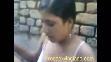 Desi sex blog presents hot outdoor bath scene of young bengali girl