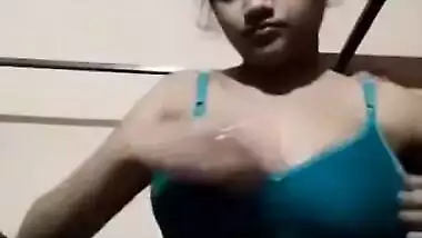 Cute Indian babe makes sex fans see her saggy XXX boobs via webcam