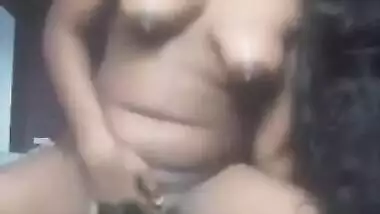Indian performs her own sex show riding on XXX dildo in the nude