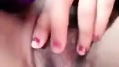 Indian XXX housewife takes off her clothes and shows her pussy MMS