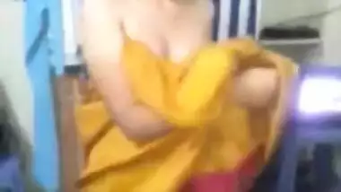 Housewife exposes her XXX zones taking an Indian sex shower on camera