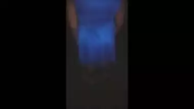 Desi aunty showing her pussy