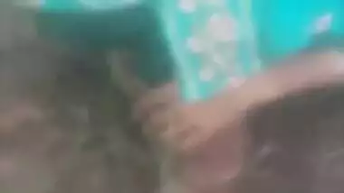 Young man exploits Desi aunty for oral XXX fun in outdoor MMS video