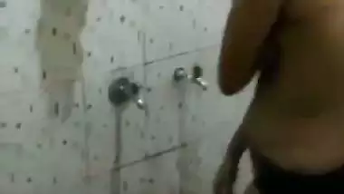 BF films his naked GF’s erotic bathing video