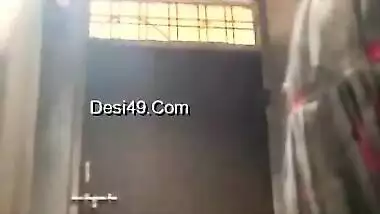 Today Exclusive- Desi Girl Record Her Bathing Video For Lover