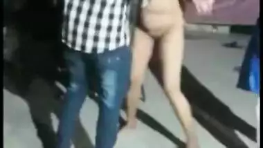 Stripper caught dancing naked outdoor near lover in hot Desi mms clip