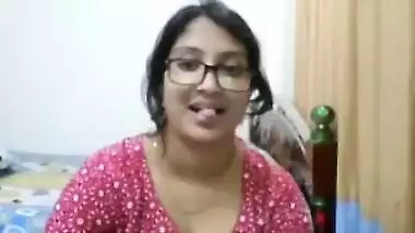 Nerdy Indian beauty performs little XXX sex show in front of webcam