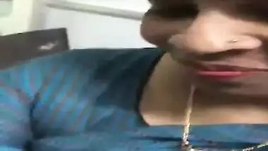 Indian female allows friend to film her XXX saggy boobies under sari
