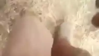 Desi bhabi In Saree Pussy Show in Outdoor! Indian aunty XXX video!