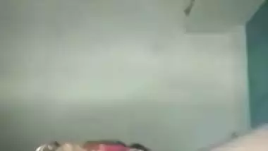 Teen Desi stunner shows young XXX pussy and fingers it in MMS clip