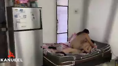 PAREJA DE LESBIANAS CALIENTES ES PILLADA FOLLANDO CON JUGUETES MIENTRAS SUS MARIDOS ESTAN EN EL TRABAJO
