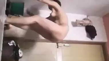 Desi slut doesn't see the XXX camera filming her in the nude in shower