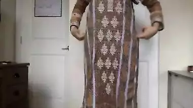 Paki cougar with round XXX booty undresses being ready for chudai