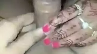 Desi Mehendi girl sucking dick of her hubby during first night sex