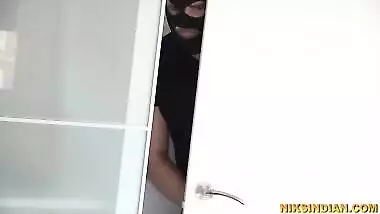 Police wali ne chor ko apne boobs se dhoodh pilaya aur jamkar choda