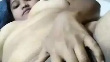 Inventive Desi aunty uses selfie stick while recording XXX masturbation