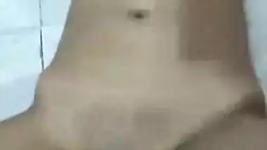 Big dildo sex video of a sexy hot Indian girl looks hot