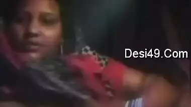 Female from India pulls her sari up to flash saggy XXX tits on camera