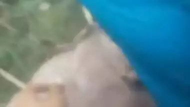 Cameraman tricks Desi aunty into exposing XXX body parts in MMS video
