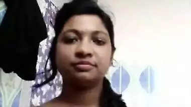 Single Desi lady is in a mood to expose her amazing XXX melons