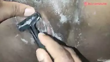 Preggy chennai aunty expose her milky dark aerolas and pussy shaving session