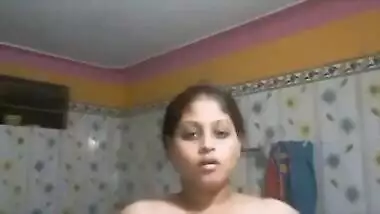 Cute bhabhi reveals her huge XXX breasts for amateur Desi video