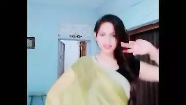 Cute newly wed mumbai housewife shivani singh navel show in transparent saree
