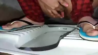 Indian desi wife in toilet peeing with fingering rub pussy DESISLIMGIRL XVIDEO NEW VIDEO