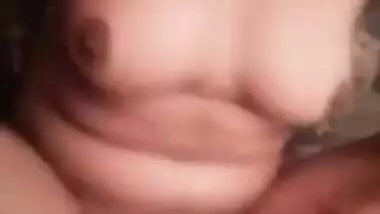 Desi escort girl exposes pussy in the Desi hotel room for MMS hunters