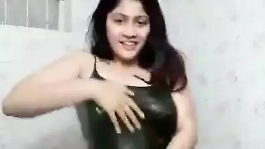 Indian desi sex MMS of a big girl showing her wet nude body