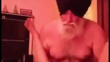 Rich aged Punjabi boss tries to fuck his maid, sex mms vidios