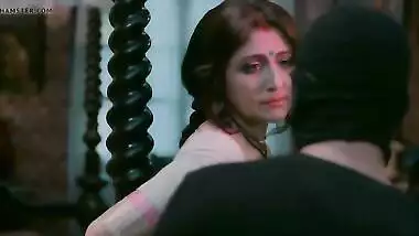 Indian Actress Mukherjee Shows Boobs