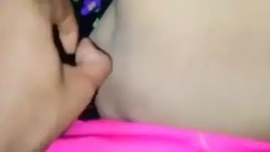 Hot Indian In Desi Hot Teacher Ke Hath Me Land Pakdba Diya Student Ne