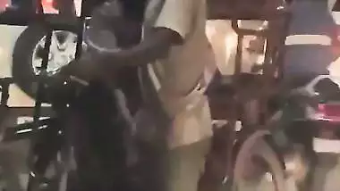 Mumbai girl gives a handjob to a rickshaw guy in Hindi bf