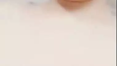 Nude desi lady records her bathroom MMS for her lover
