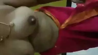 Desi sexpot takes amazing poses and throw bra away baring nice boobs