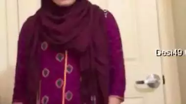Modest Indian teen caught flashing assets for lover in Desi mms video
