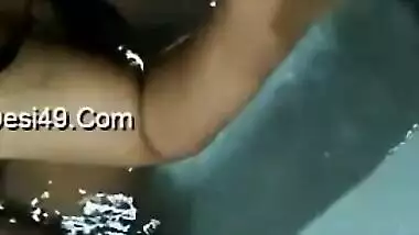 Friend films amateur XXX video of the Desi couple taking a bath