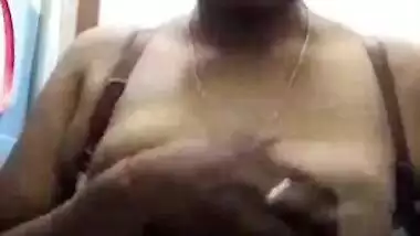 Andhra hot aunty licking own sollu on cam
